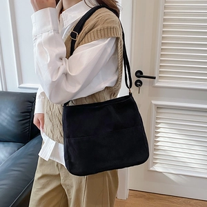 Grand sac cabas en velours côtelé noir avec bandoulière réglable pour le quotidien