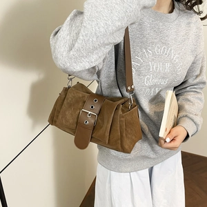 Sac bandoulière en cuir dépoli marron foncé Maillard avec boucle vintage et œillets