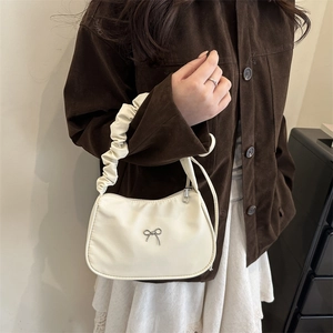 Elegante borsa a mano bianca con manico increspato e dettaglio fiocco argento per donna