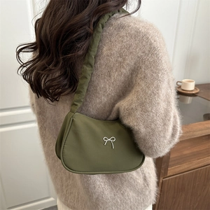 Borsa hobo retrò verde scuro con fiocco in metallo e tracolla a pieghe vista da dietro