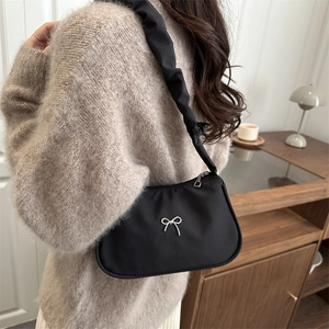 Borsa a spalla in nylon nero con fiocco argento e tracolla arricciata alla moda da donna