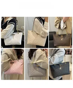 Collage de sacs cabas chics en six couleurs avec motif M et bandoulières en chaîne