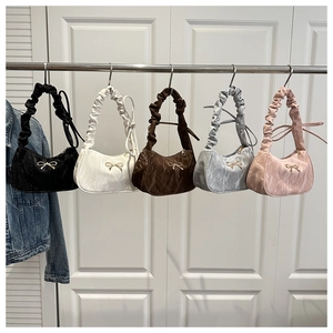 Détails des sacs à bandoulière froncés en cinq couleurs avec boucles dorées
