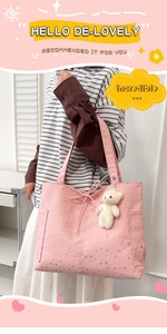 Dettaglio della borsa rosa con stelle con tasca laterale, fiocco e ciondolo a orsetto