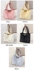 Dettagli di cinque colori di borse tote in tela con coulisse e motivi a stelle