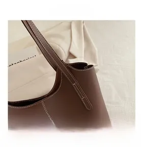 Vue détaillée du cabas en cuir marron foncé avec surpiqûres blanches et texture de qualité