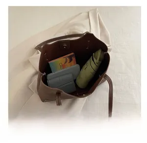 Vue de dessus du sac cabas marron montrant le grand volume et les objets du quotidien