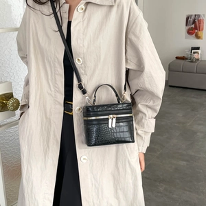 Elegante borsa nera con motivo a coccodrillo, cerniere dorate e tracolla regolabile