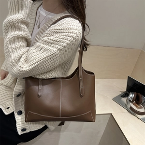 Sac cabas en cuir marron foncé avec surpiqûres contrastées pour le quotidien