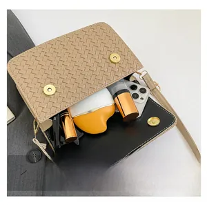Interno della borsa baguette intrecciata kaki con doppia chiusura magnetica e spazio