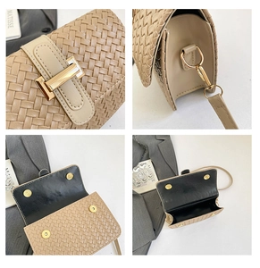 Vue détaillée du sac baguette tissé kaki avec boucle dorée et compartiment intérieur