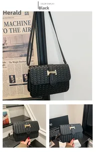 Détail de la texture en cuir tressé noir et boucle dorée sur le sac à bandoulière