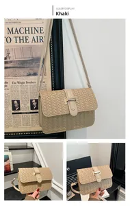 Gros plan sur la texture tressée kaki et la boucle en métal du sac baguette en cuir