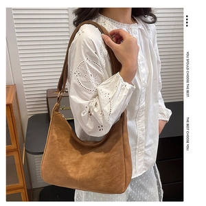Braune Hobo-Schultertasche aus Wildlederimitat am Model getragen in Retro-Atmosphäre