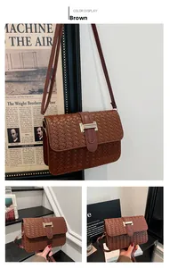 Détails de la texture tissée marron et boucle dorée sur le sac bandoulière