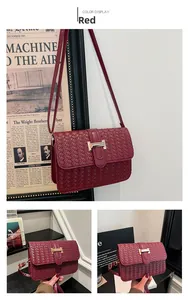 Détail du sac en cuir tressé bordeaux avec boucle H dorée et bandoulière longue
