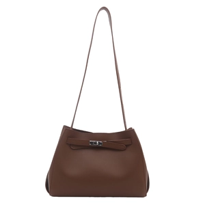 Bolso de mano elegante marrón oscuro con cierre de metal plateado y bandolera