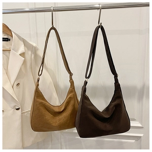 Detailansicht großer Halbmond-Taschen in Camel und Dunkelbraun mit verstellbarem Riemen