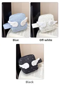 Tre borse in blu, bianco e nero con motivi a stelle e ali d'angelo in peluche morbide