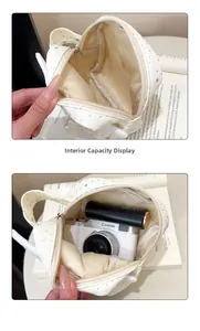 Borsa trucco con stelle che mostra la capacità interna per fotocamera e rossetti