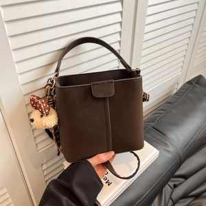 Retro dunkelbraune Beuteltasche mit Plüschbär-Anhänger und mattem Leder-Finish
