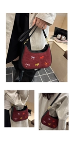 Vues détaillées d'un sac hobo en daim bordeaux avec des nœuds brodés multicolores
