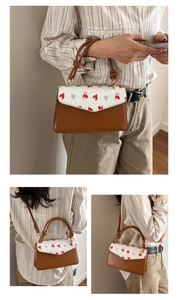 Détail du sac à rabat à motif cerise avec poignée nouée en cuir marron et imprimé ours