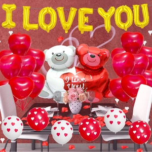 Ballons dorés I LOVE YOU avec cœurs rouges et ours pour une décoration de mariage romantique