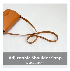 Détail du sac à bandoulière en cuir caramel avec sangle réglable et boucle dorée