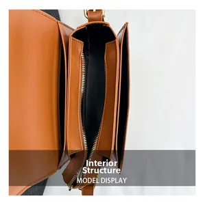 Vue détaillée de l'intérieur du sac en cuir beige avec compartiments et fermetures éclair