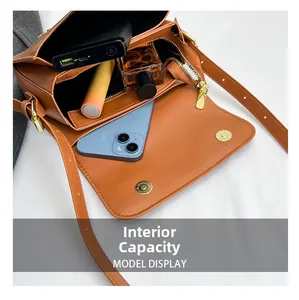 Vue intérieure montrant la grande capacité du sac bandoulière marron pour les essentiels
