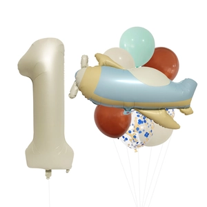 Détail du ballon chiffre un crème mat et du ballon avion bleu pour décor d'anniversaire