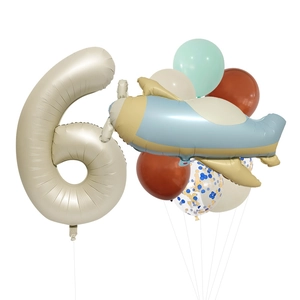 Détail du ballon chiffre 6 crème et avion bleu pour décoration d'anniversaire d'enfant