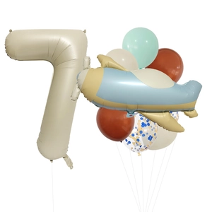 Détail du set de ballons d'avion mat avec numéro sept crème et couleurs de style Morandi