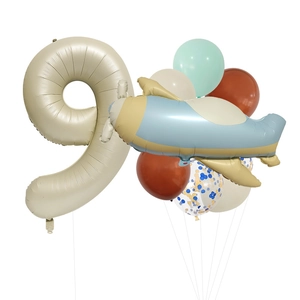 Détail d'un ballon d'avion bleu vintage et du chiffre 9 beige pour décor de fête