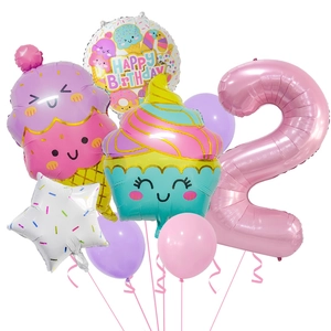 Détail du kit de ballons 2e anniversaire avec chiffre 2 rose et formes de glace