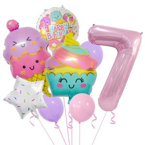 Détail du ballon chiffre 7 rose avec ensemble de décoration de fête glace et cupcake