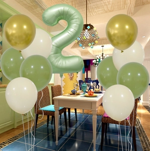 Ballon chiffre 2 vert olive avec ballons sauge et dorés pour décoration d'anniversaire