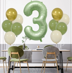 Kit ballons anniversaire vert sauge avec accents dorés et grand ballon chiffre 3