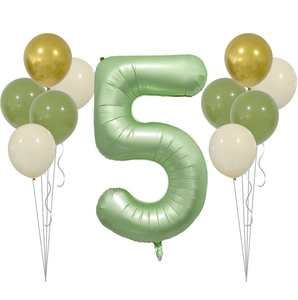 Vue détaillée du ballon chiffre 5 vert sauge avec bouquets de ballons dorés et crème