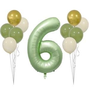 Ballon chiffre 6 vert sauge avec bouquets de ballons en latex crème et dorés assortis
