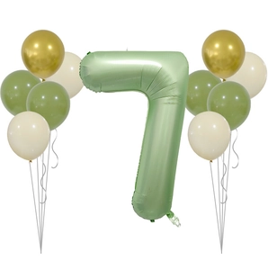 Détail du ballon chiffre 7 vert olive avec assortiment de ballons crème et dorés chic