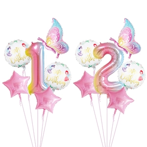 Détail de l'ensemble de ballons papillon bleu et rose avec grands chiffres et inscription