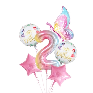 Détail d'un ensemble de ballons papillon rose et bleu avec chiffre 2 arc-en-ciel pour fille