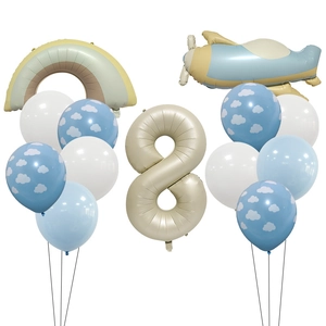 Kit ballons avion et arc-en-ciel bleu pastel avec chiffre 8 pour anniversaire