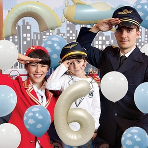 Détail du set de ballons chiffre 6 blanc crème vintage avec avion thème pilote et arc-en-ciel