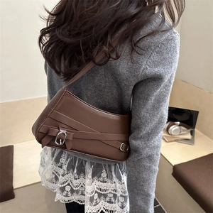 Sac à épaule en cuir PU marron foncé avec ceinture et nœud porté par un mannequin femme