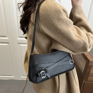 Sac sous le bras chic en similicuir noir avec bandoulière croisée et boucle en métal argenté
