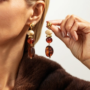Boucles d'oreilles pendantes géométriques en résine ambre et détails dorés vintage
