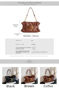 Détails de la texture plissée en similicuir et bandoulière sur le sac fourre-tout